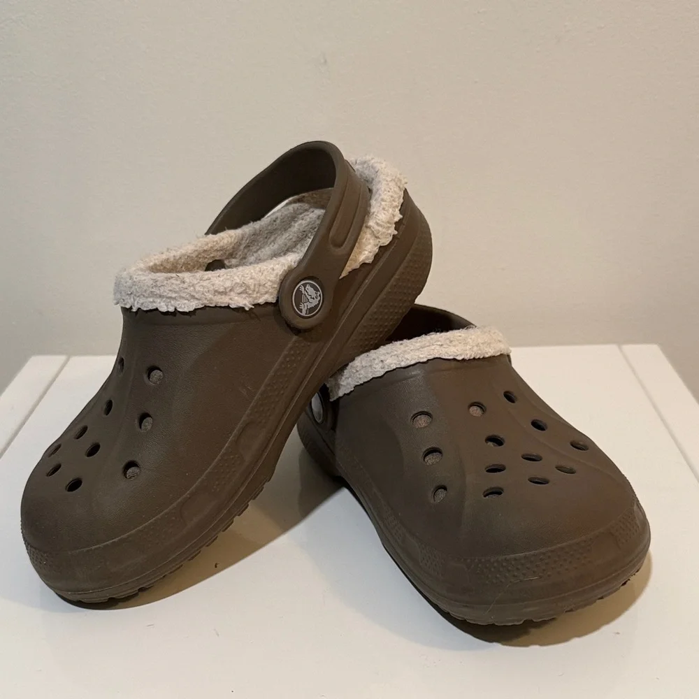 CROCS Kids clogs in Warm Brown size 4